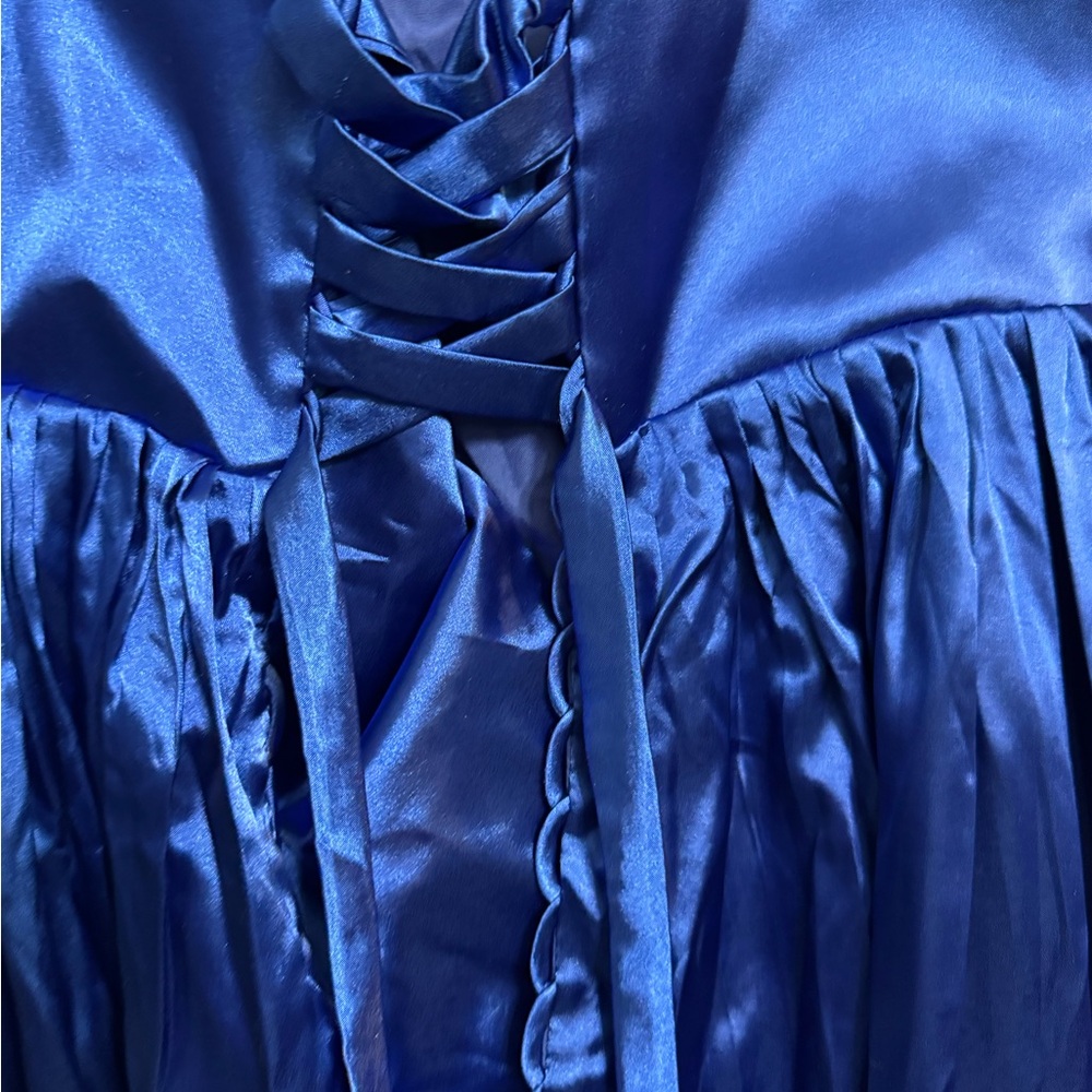 Elegant Blue Dress with Red Accent - Picture 8 of 9